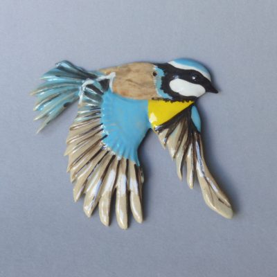 Miniature d'une mésange bleue en vol