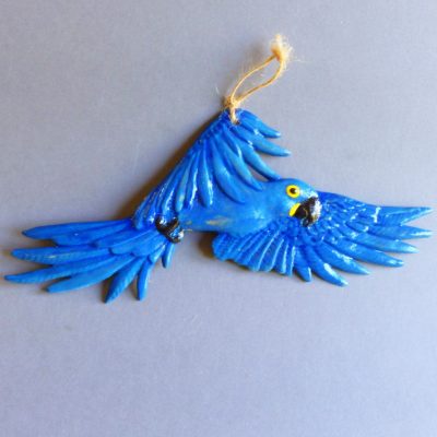 Bas relief d'un ara hyacinthe en vol