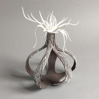 Sculpture légère en grès et porcelaine