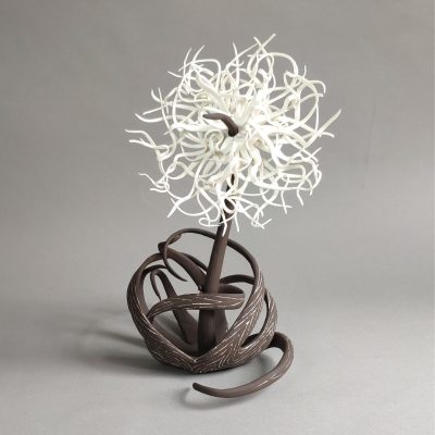 Sculpture d'une fleur en grès et porcelaine