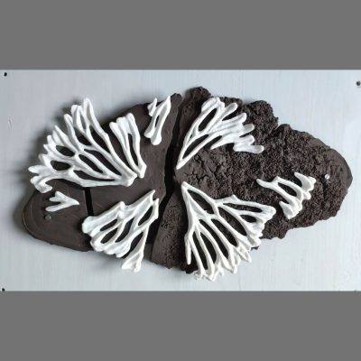 Haut relief en grès noir et porcelaine